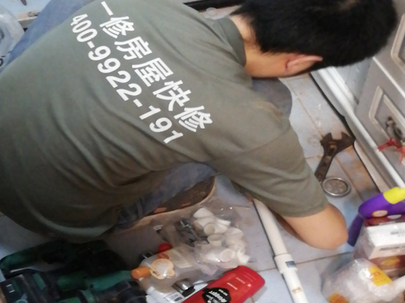 厨房漏水不砸砖怎么处理，看南京装修公司怎么做
